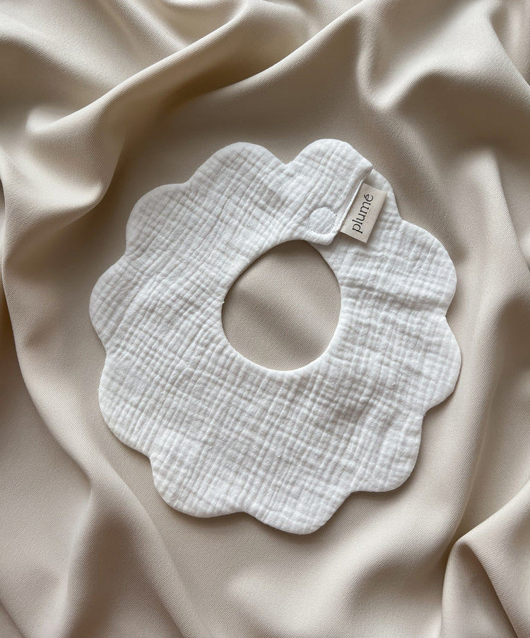 Śliniak muślinowy Frill bib Cream