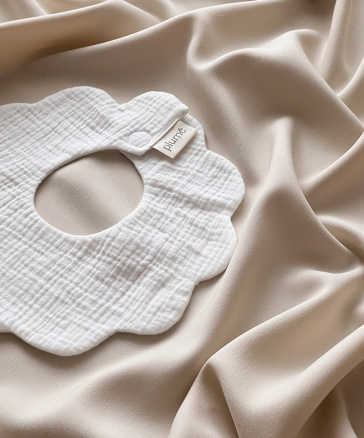 Śliniak muślinowy Frill bib Cream