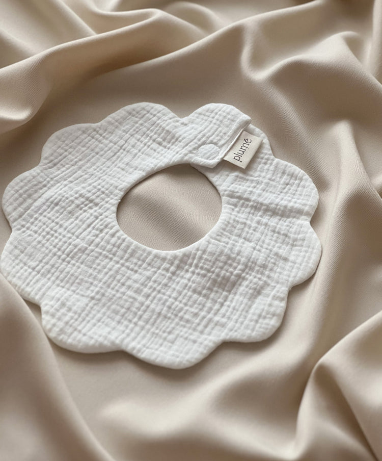 Śliniak muślinowy Frill bib Cream