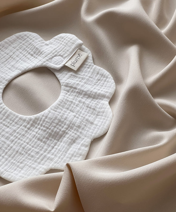 Śliniak muślinowy Frill bib Cream