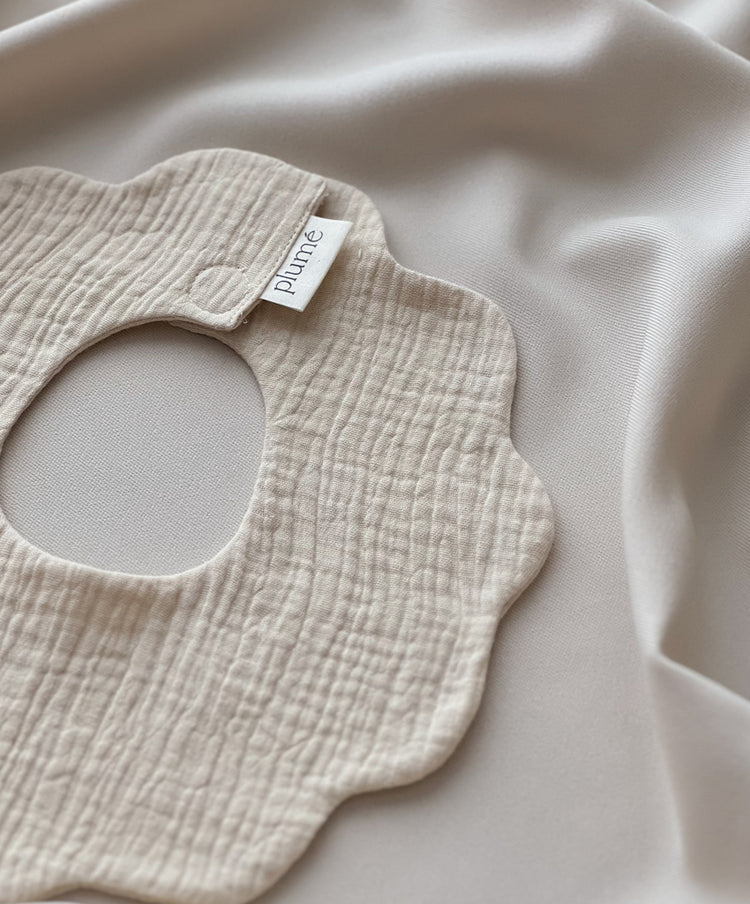Śliniak muślinowy Frill bib Oat Milk