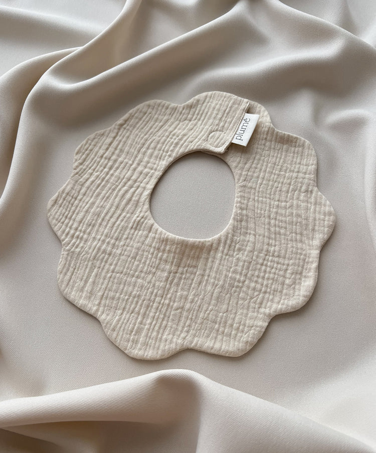 Śliniak muślinowy Frill bib Oat Milk