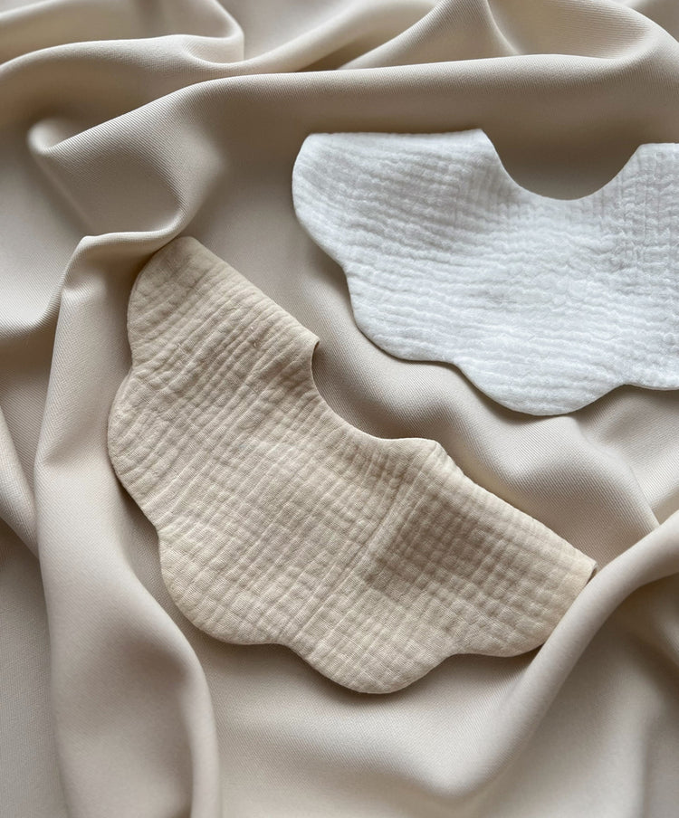Śliniak muślinowy Frill bib Cream