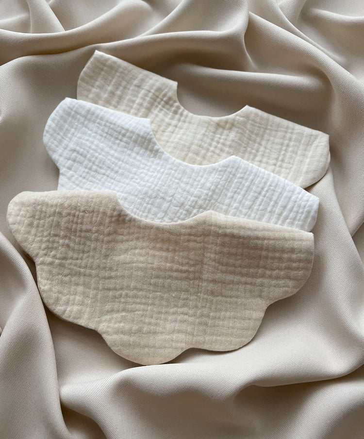 Śliniak muślinowy Frill bib Cream