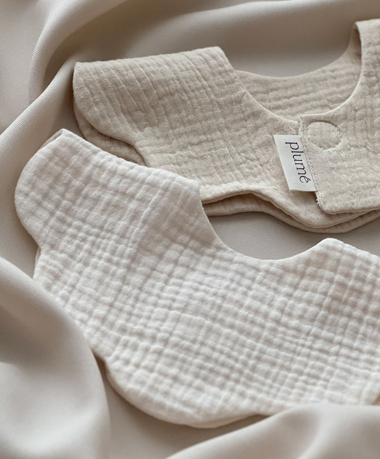 Śliniak muślinowy Frill bib Oat Milk