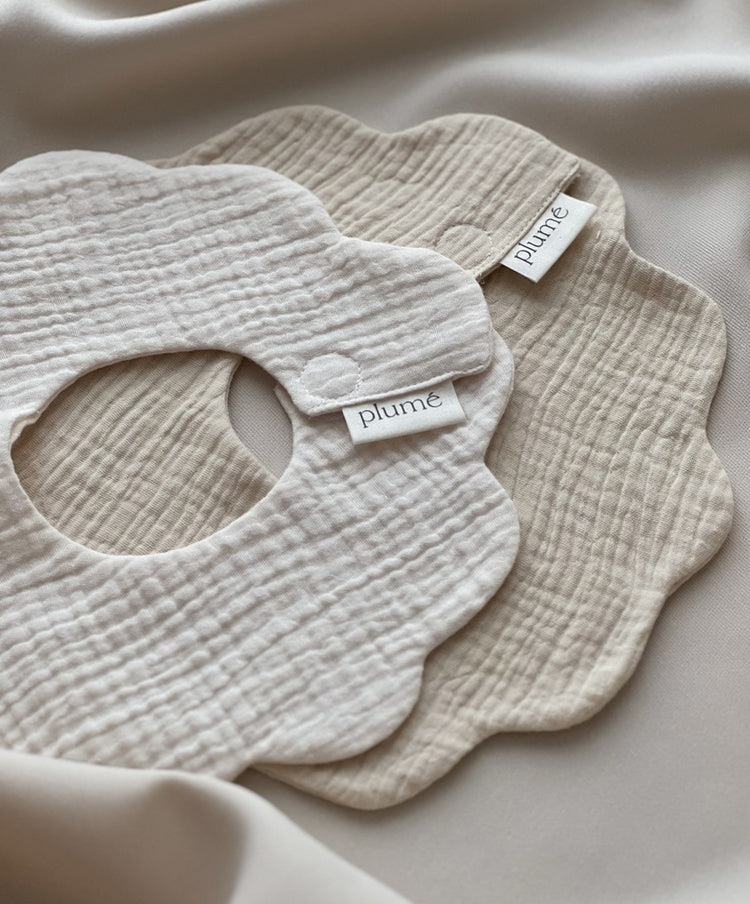 Śliniak muślinowy Frill bib Oat Milk