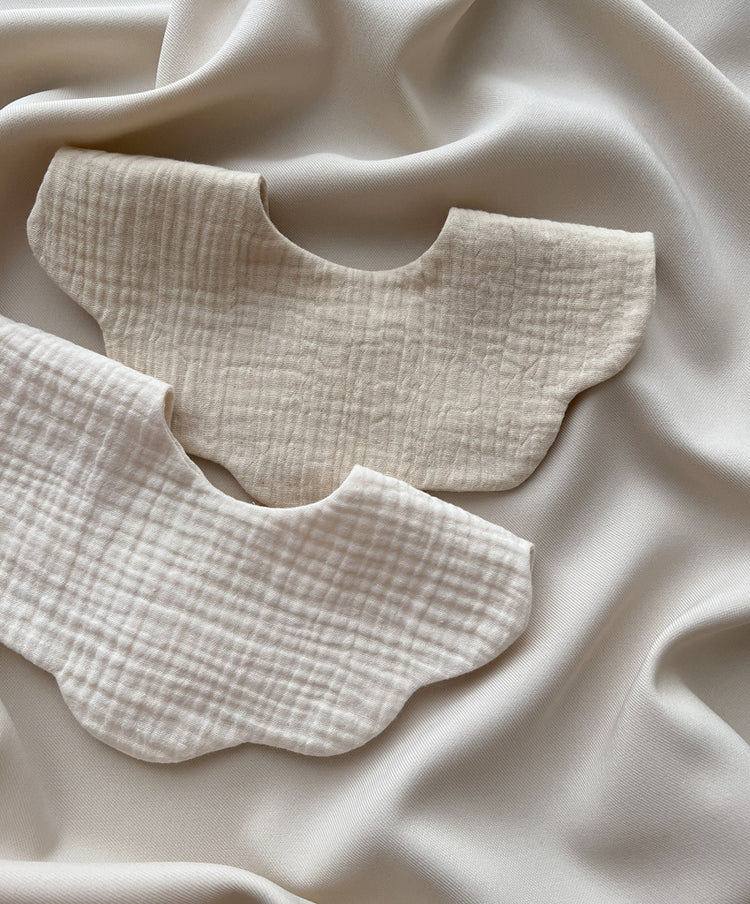 Śliniak muślinowy Frill bib Vanila