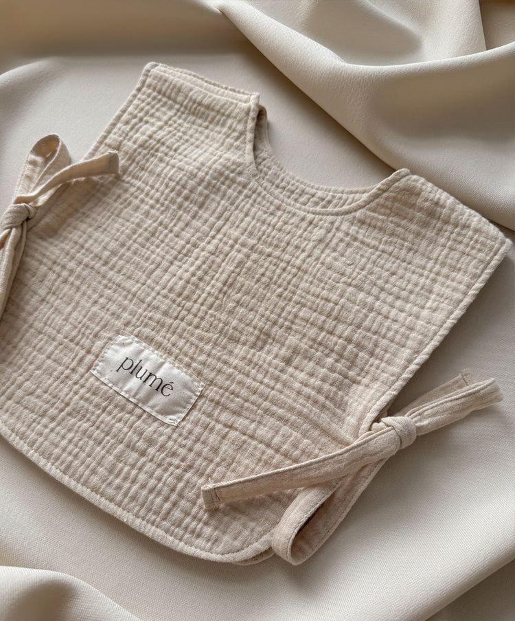 Śliniak muślinowy Vest Oat Milk
