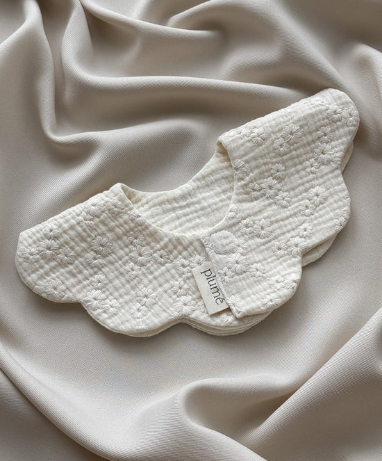 Frill bib Gardenia muslin bib