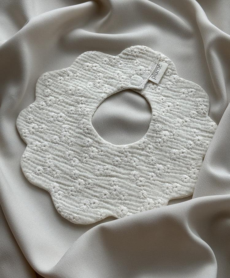 Frill bib Gardenia muslin bib