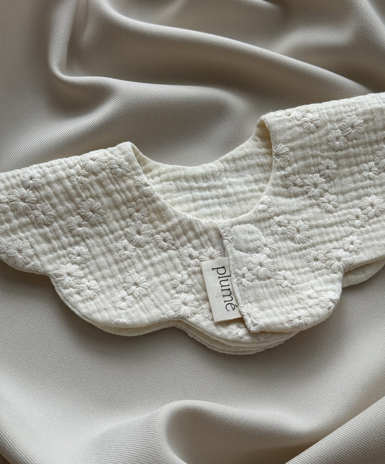 Frill bib Gardenia muslin bib