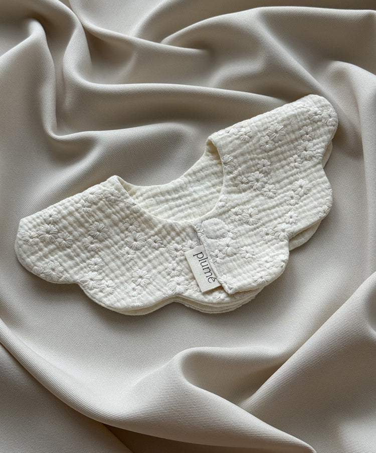 Frill bib Gardenia muslin bib