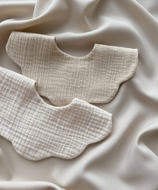 MUSLIN BIB FRILL BIB OAT MILK